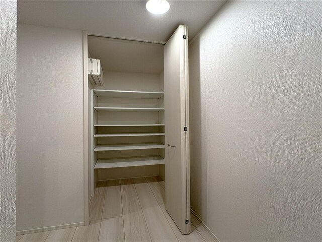 物件内観写真13　(ホール収納)