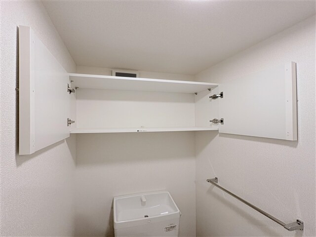 物件内観写真18　(収納棚（トイレ）)