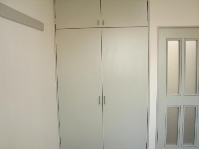 物件内観写真8　(収納扉)
