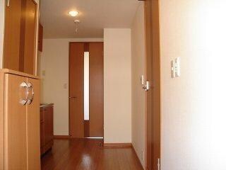 物件内観写真3　(玄関・キッチン)