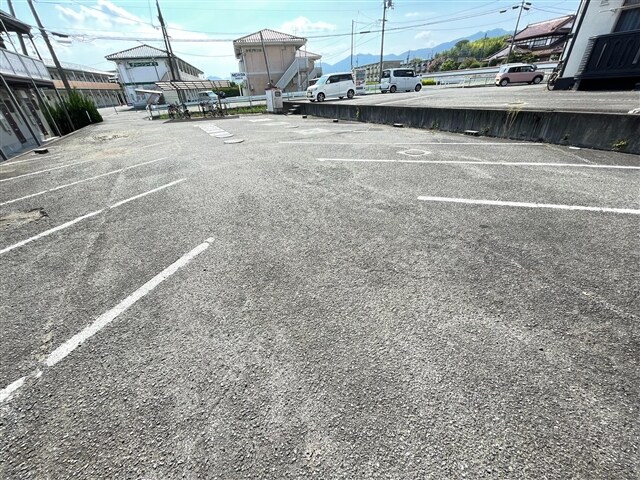 物件外観写真4　(駐車場)