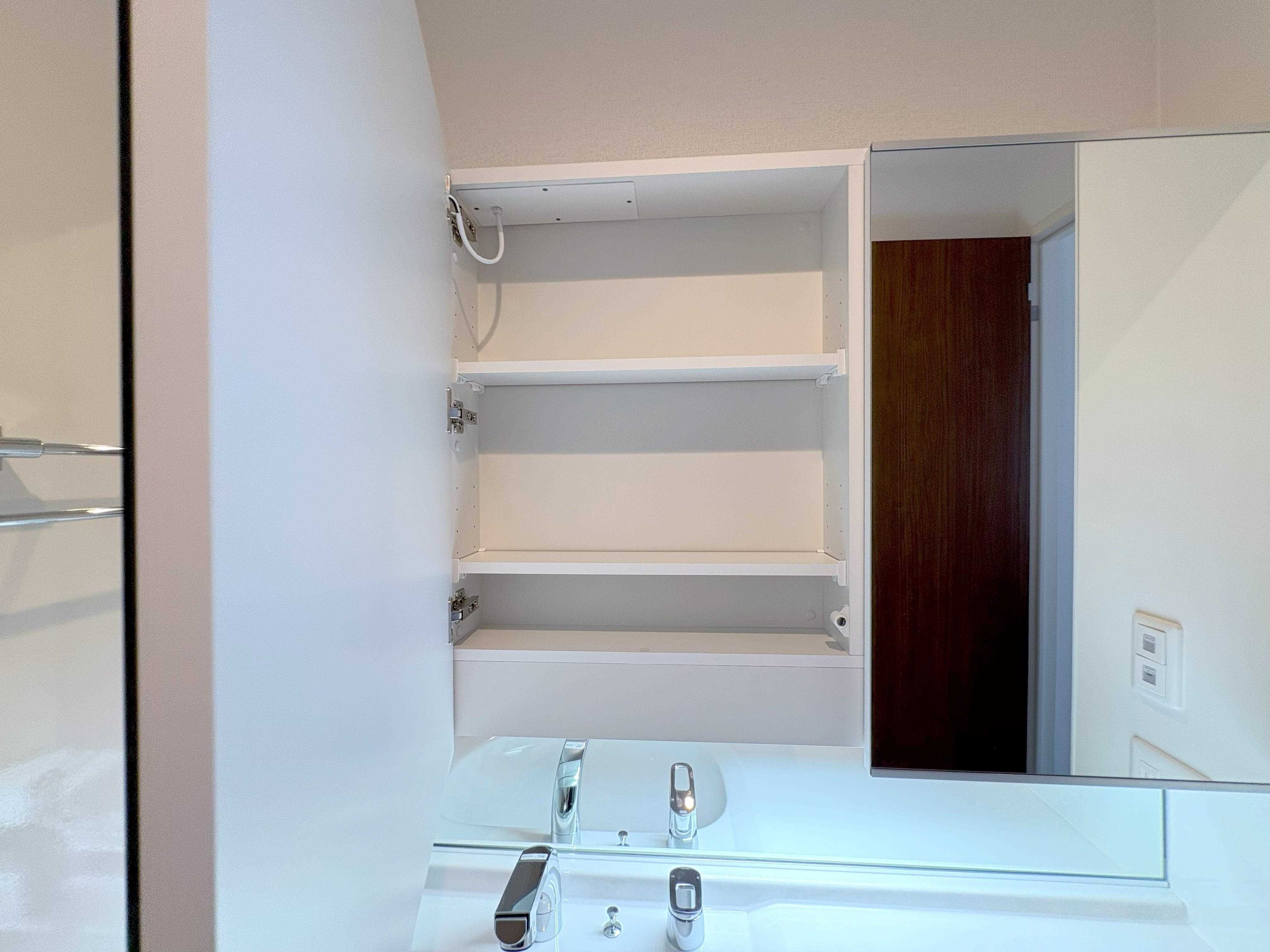 物件内観写真11　(洗面台収納)