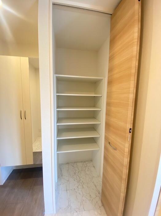 物件内観写真8　(物入)