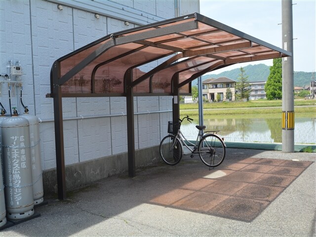 物件外観写真2　(駐輪場)