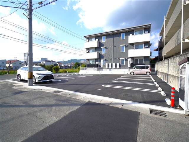 物件外観写真4　(敷地内駐車場)