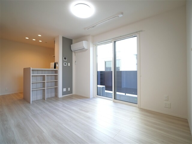 物件内観写真8　(リビングスペース)