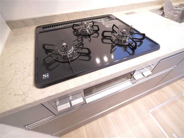 物件内観写真10　(3口コンロ＋グリル)