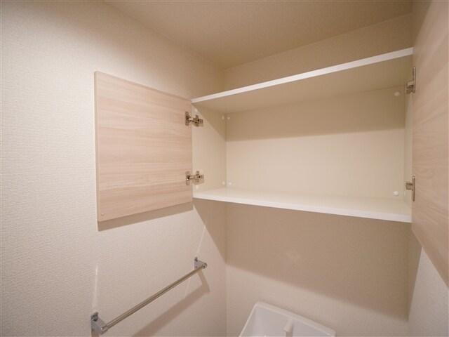 物件内観写真20　(トイレ収納)