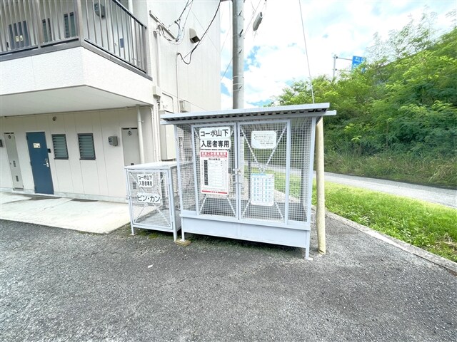 物件外観写真2　(敷地内ゴミ置き場)