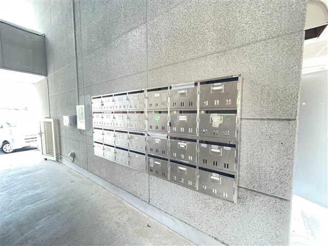 物件外観写真2　(集合ポスト)