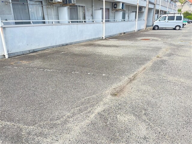 物件外観写真4　(駐車場)