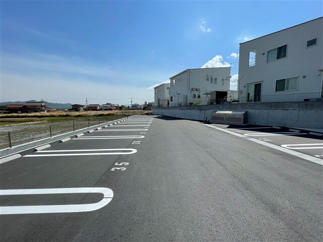 物件外観写真4　(駐車場)