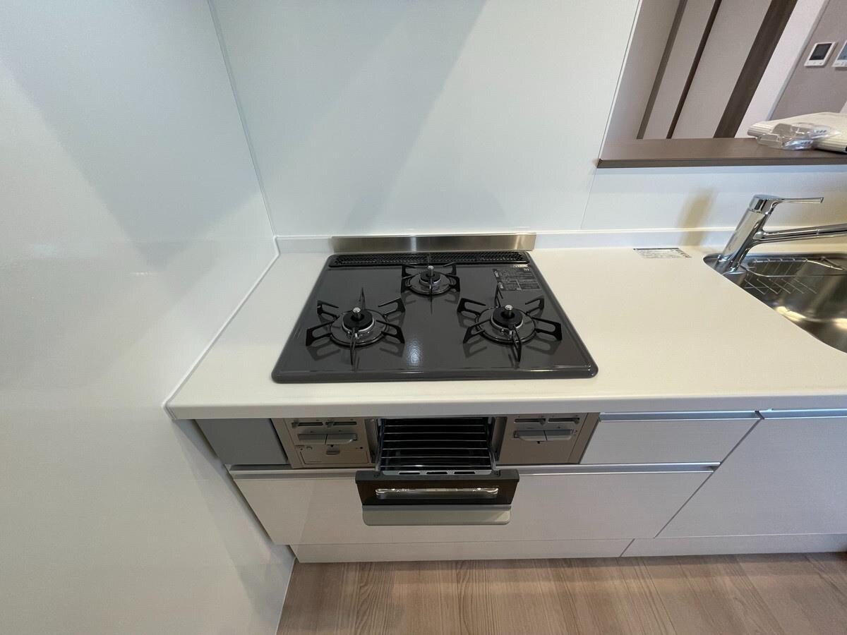 物件内観写真10　(３口ガスコンロ)