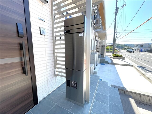 物件外観写真3　(各戸ポスト+宅配ＢＯＸ)