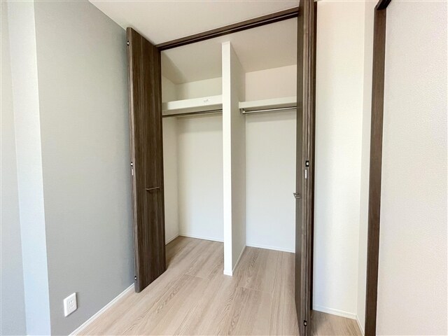 物件内観写真14　(洋室収納)