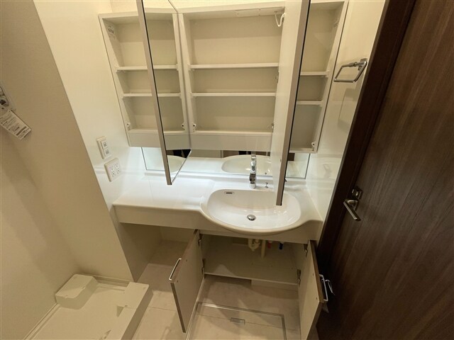 物件内観写真17　(洗面台収納)