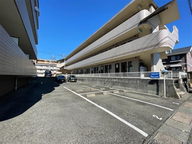 物件外観写真4　(敷地内駐車場)