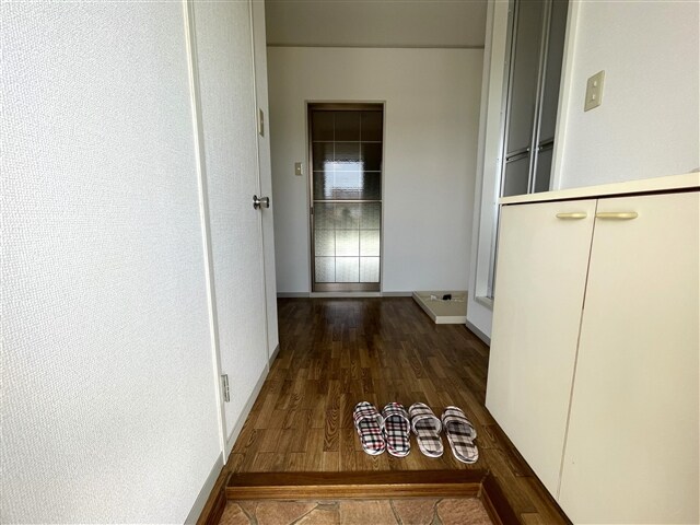 物件内観写真5　(玄関)