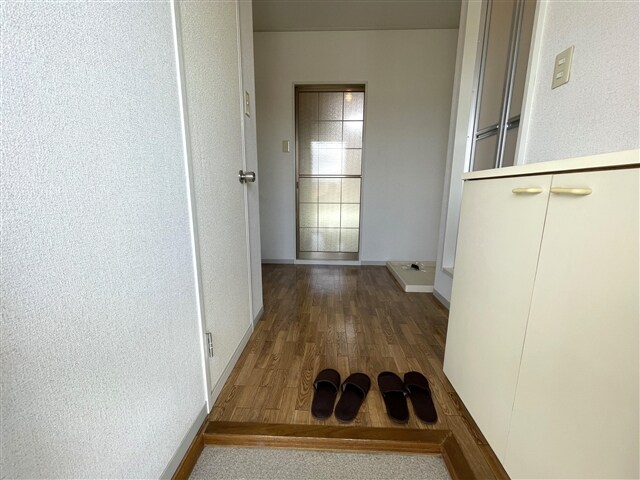 物件内観写真5　(玄関)