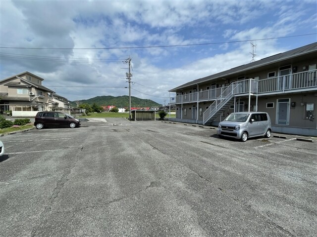 物件外観写真4　(駐車場)