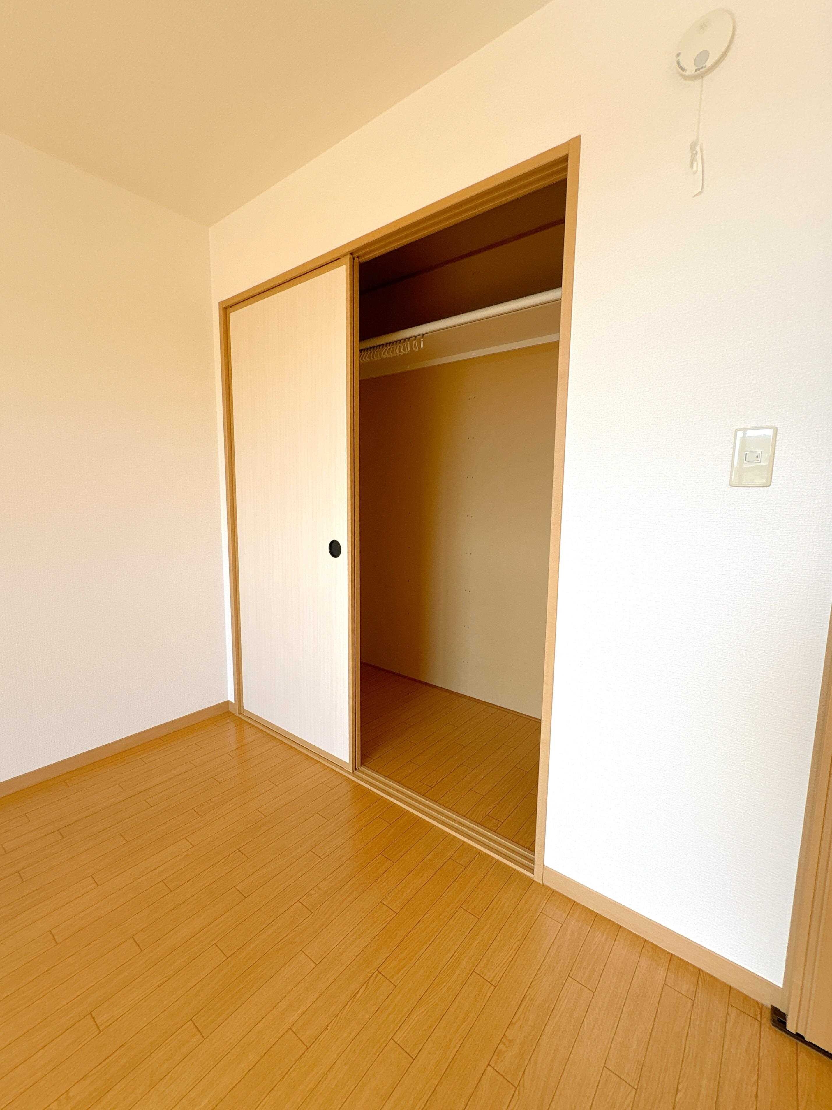 物件内観写真8　(洋室収納)