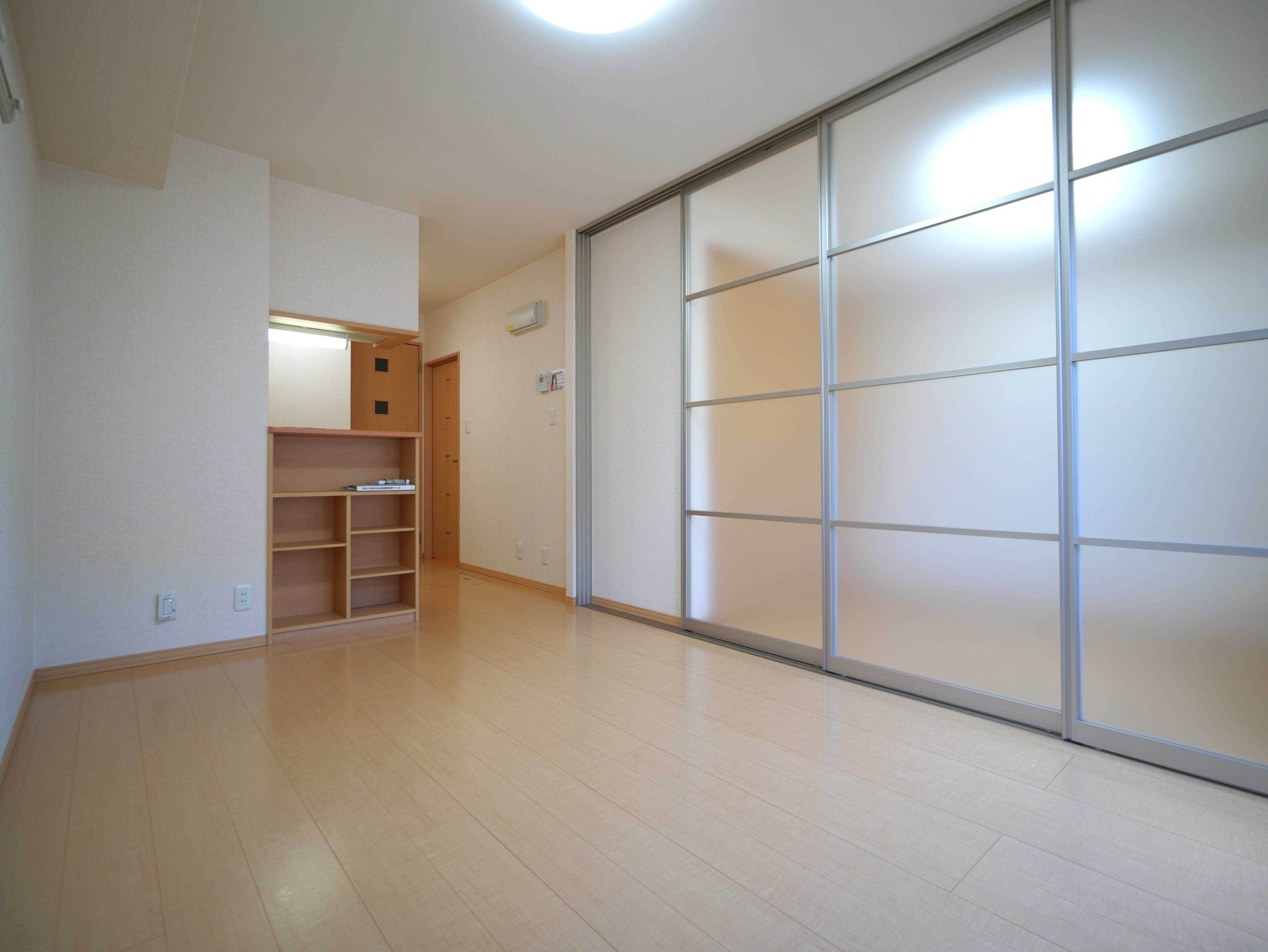 物件内観写真5　(リビングスペース)