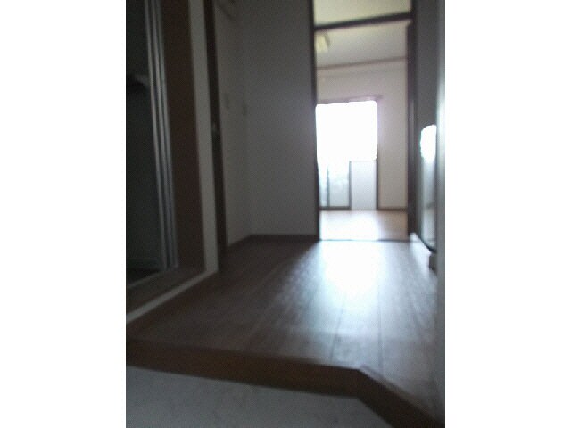 物件内観写真7　(玄関からキッチン)