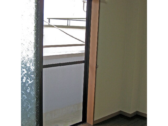 物件内観写真10　(洋室からバルコニー)