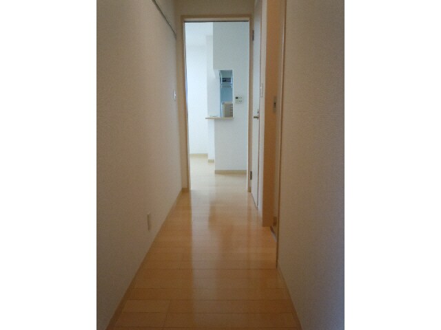 物件内観写真2　(玄関から)