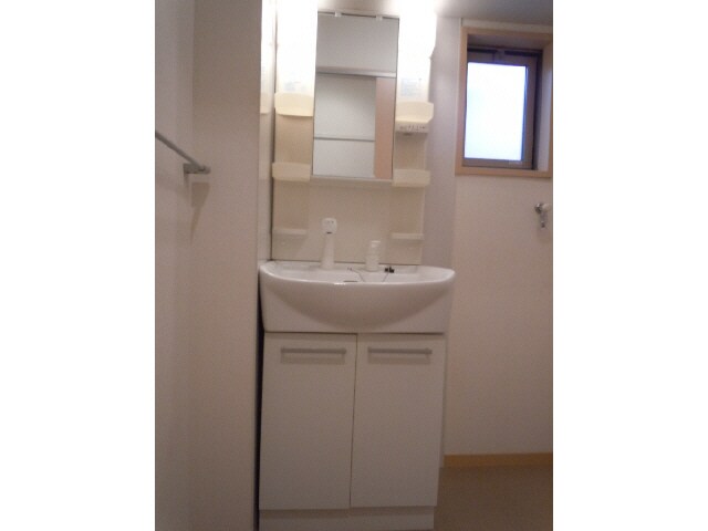 物件内観写真3　(独立洗面台)