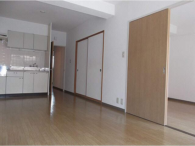 物件内観写真6　(リビング～洋室)