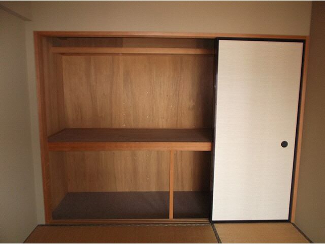 物件内観写真10　(和室押入れ)