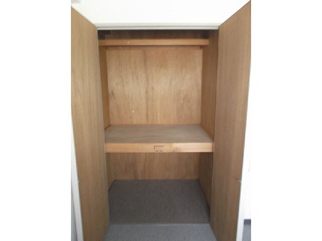 物件内観写真10　(洋室収納)