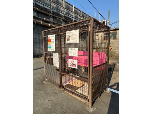 物件外観写真2　(ゴミ置き場)