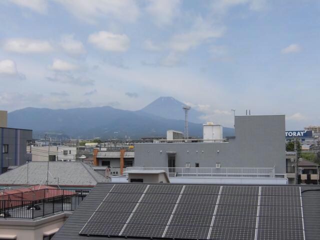 物件外観写真3　(階段から富士山が見えます。)