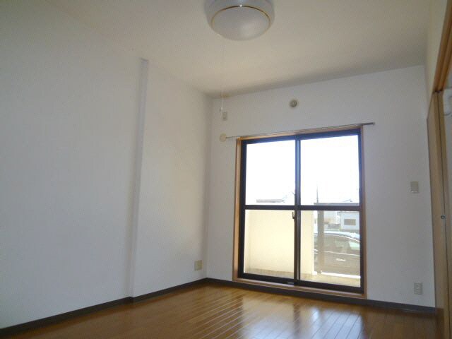 物件内観写真9　(南側洋室)