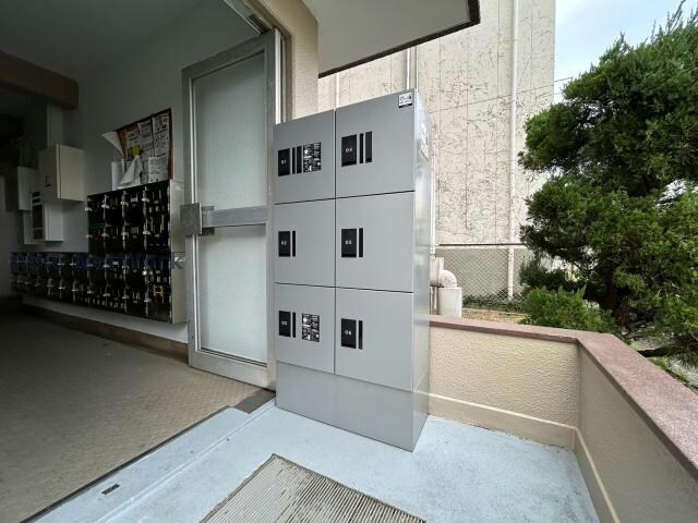 物件外観写真12　(宅配ボックス設置付き)