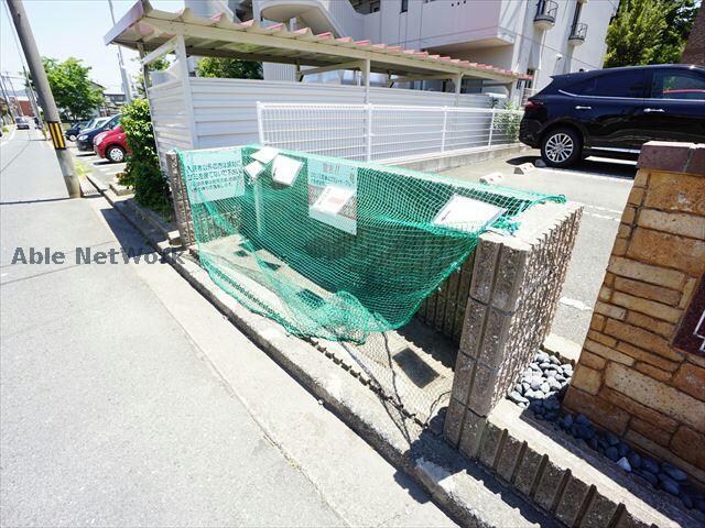 物件外観写真5　(敷地内ごみ置き場)