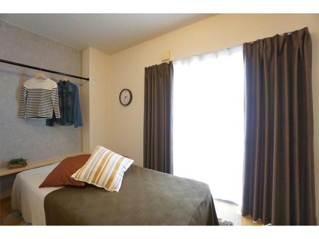 物件内観写真5　(便利なハンガーパイプ)