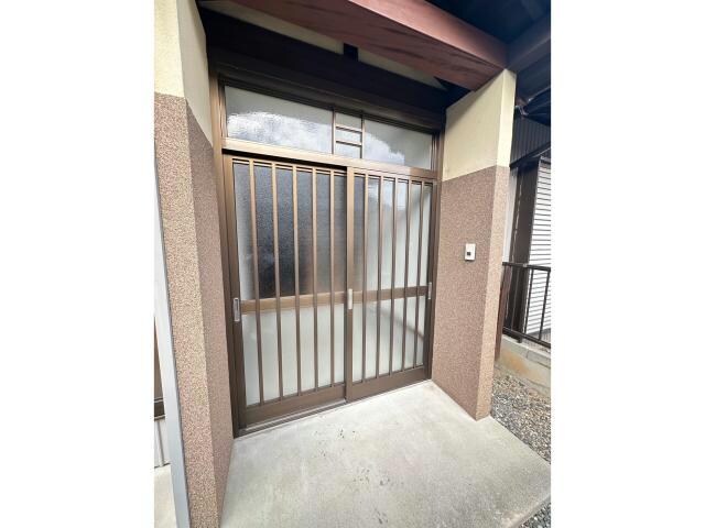 物件内観写真2　(玄関)