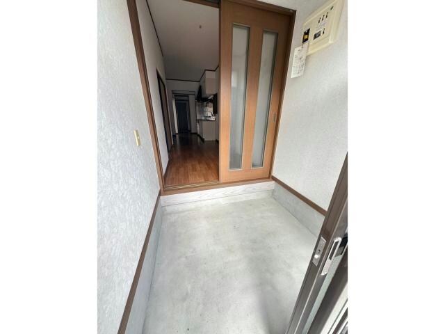 物件内観写真4　(玄関)