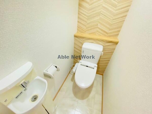 トイレ(同型反転　床の色が違います。)
