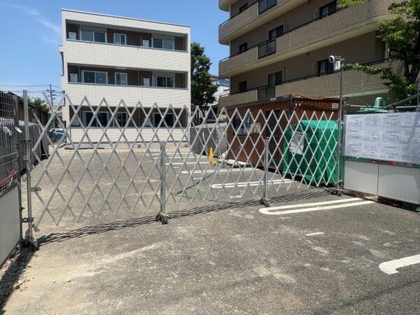 建築中