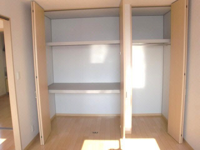 物件内観写真5　(棚型のクローゼットになっているので、コンパクトで使いやすい！)