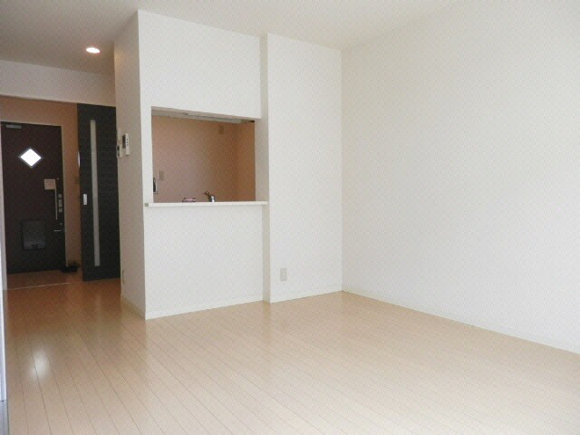 物件内観写真7　(家具を選ばない明るい色調のフローリングです)