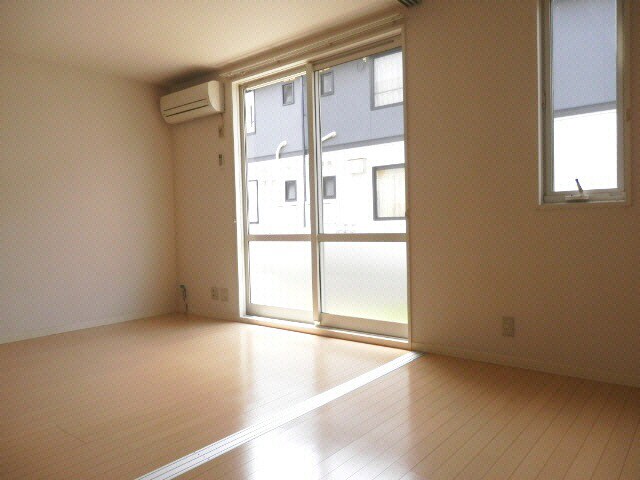 物件内観写真9　(ﾘﾋﾞﾝｸﾞにエアコンが1基ついています)