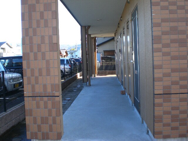 物件外観写真3　(玄関周り)