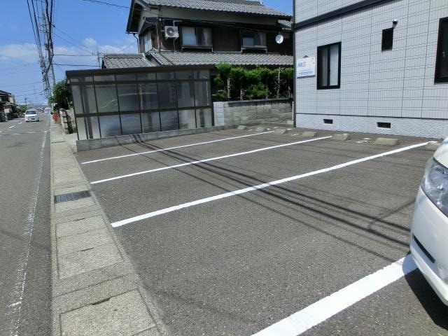 物件外観写真6　(無料駐車場)