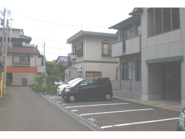 物件外観写真2　(無料駐車場)