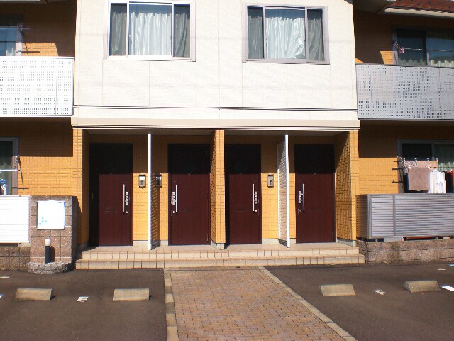 物件外観写真4　(玄関周り)